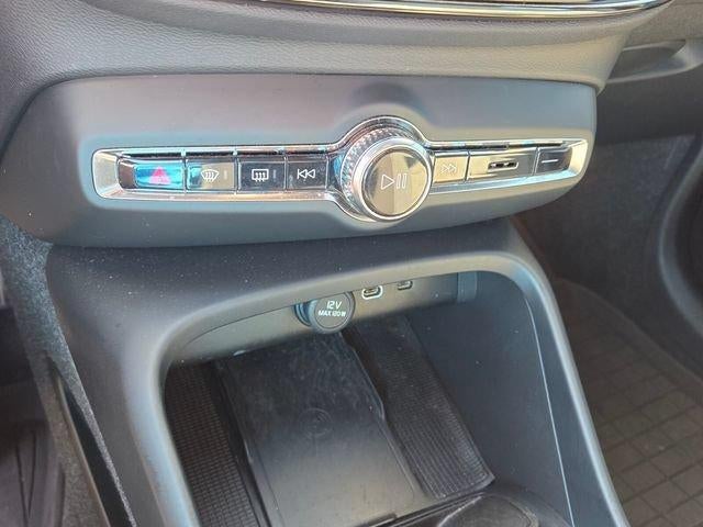 2024 Volvo XC40 Core Bright Theme